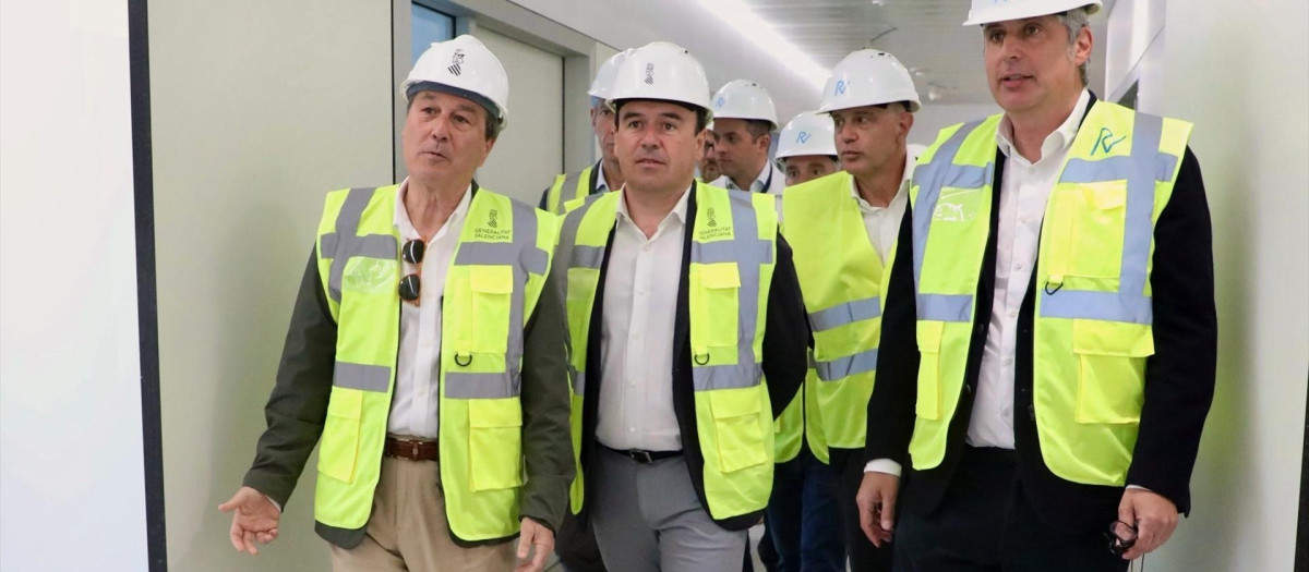 Imagen tomada este martes de Juanfran Pérez Llorca durante su visita a las obras del Hospital de Orihuela, en Alicante