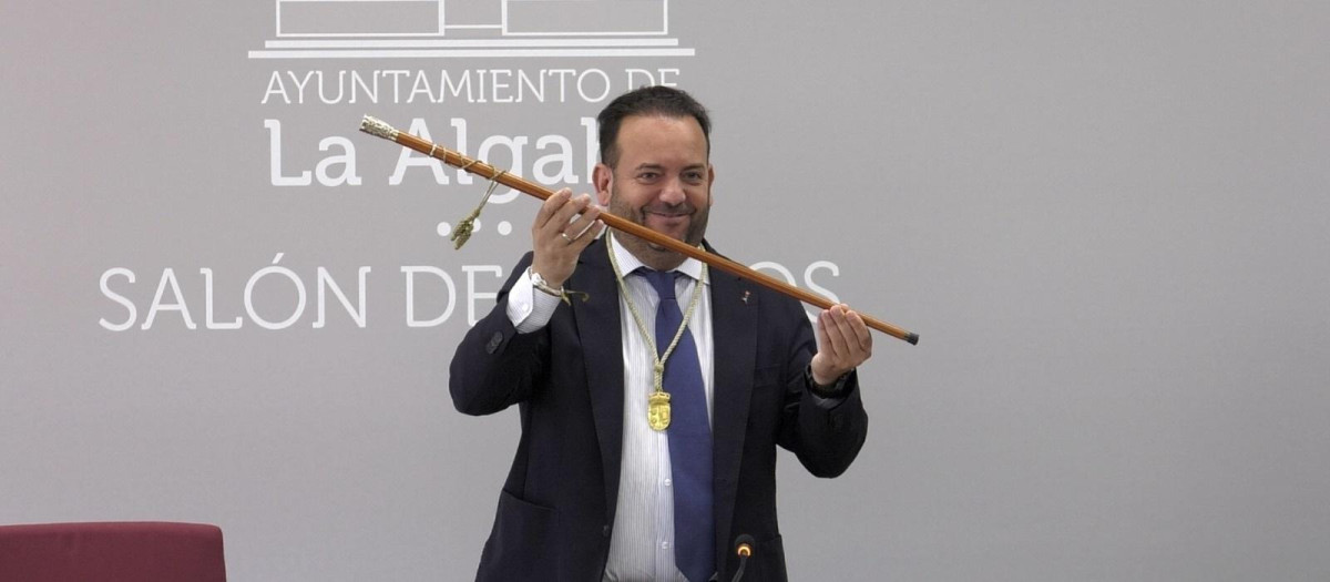 Diego Agüera, reelegido alcalde de La Algaba, con el bastón de mando