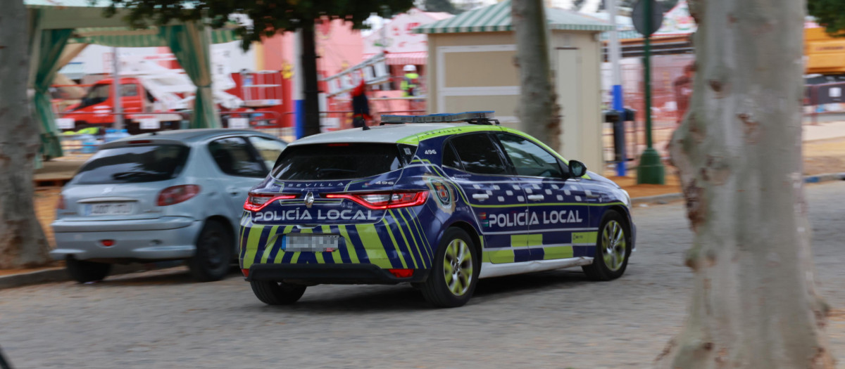 Un coche de la Policía Local de Sevilla recorre las calles del Real de la Feria de Abril (archivo)