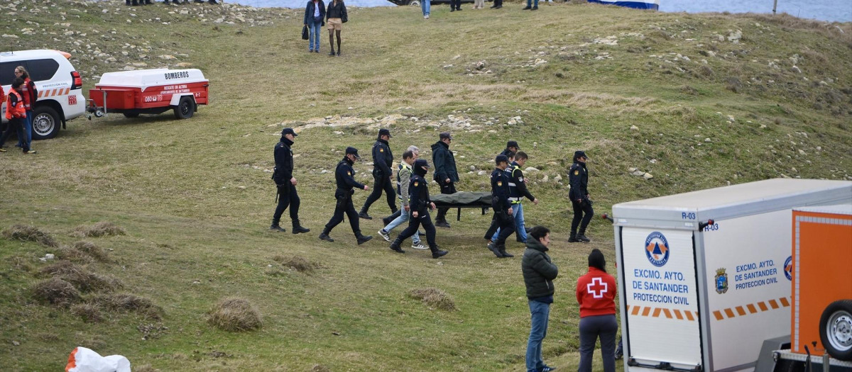 Agentes de los Servicios de Emergencias trabajan en la playa de El Bocal,
