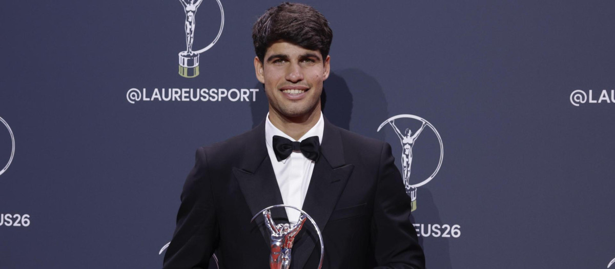 Carlos Alcaraz posa con el galardón a Deportista del Año durante la gala de los premios Laureus World Sport 2026