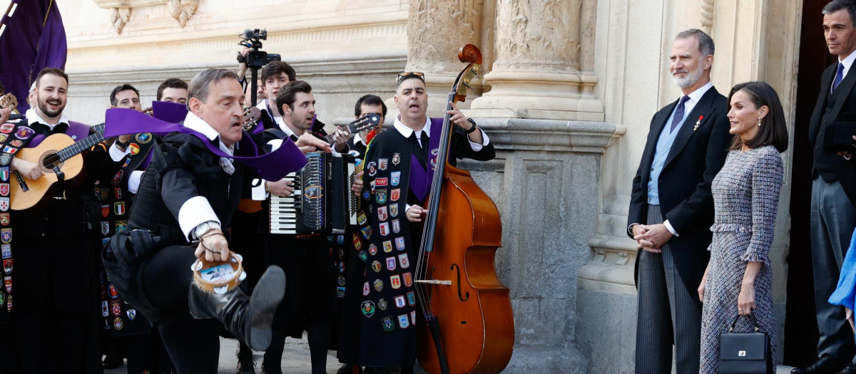 Los Reyes con la tuna en la puerta del Paraninfo de la Universidad de Alcalá en 2024