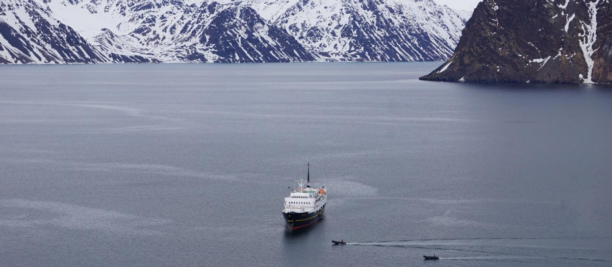 El barco MS Serenissima, de la naviera Hurtigruten, en aguas del ártico