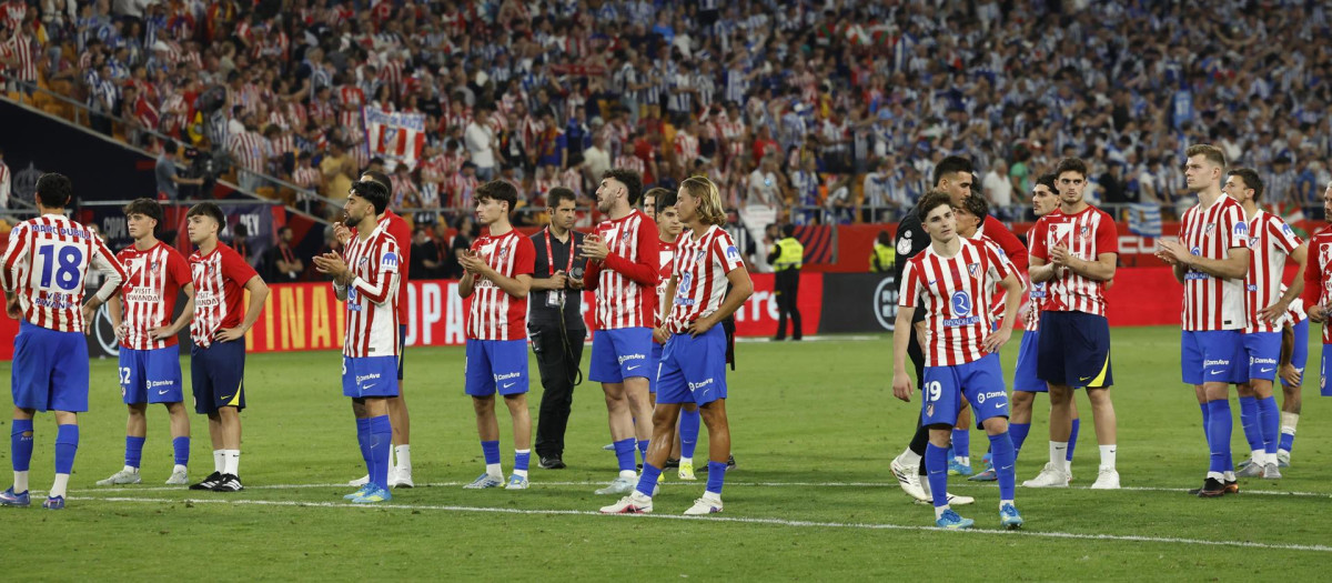 Los jugadores del Atlético de Madrid aplauden a sus aficionados tras caer derrotados en la final de la Copa del Rey