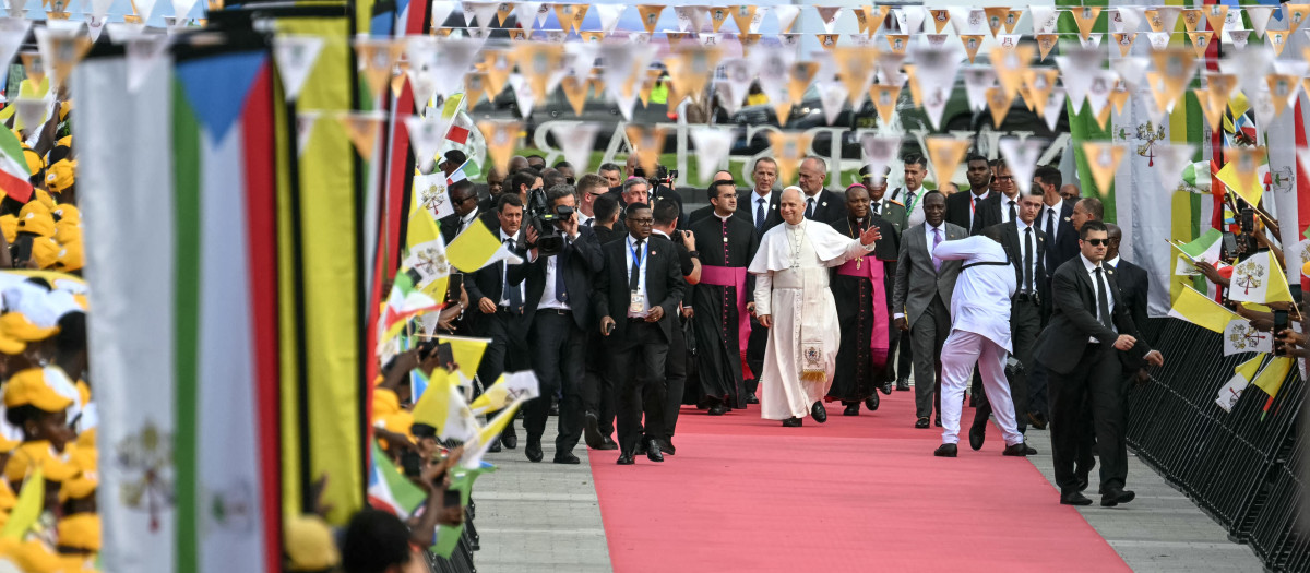 León XIVsaluda a la multitud a su llegada para reunirse con el Mundo de la Cultura en el Campus