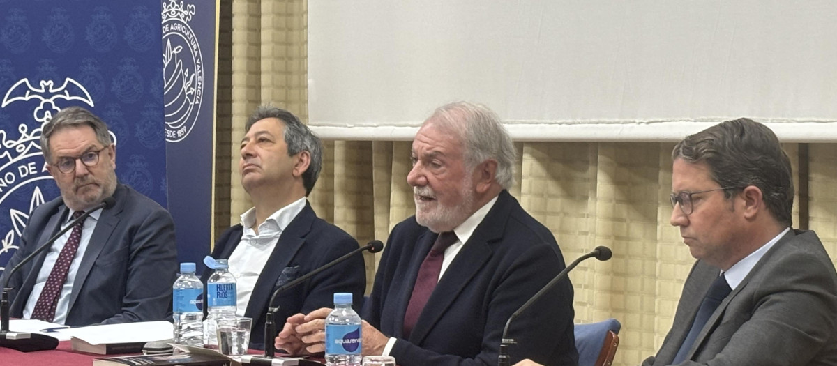 Imagen tomada este martes de, de izquierda a derecha, Bieito Rubido, Vicente Barrera, Jaime Mayor Oreja y Juan Giner, en Valencia