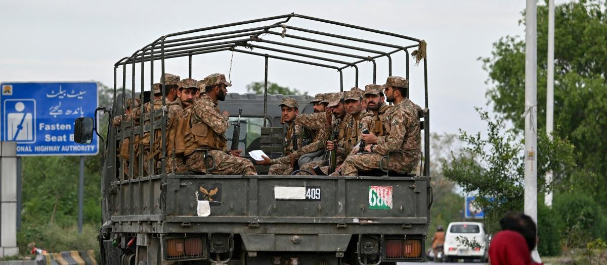 Personal militar patrulla una calle cercana al Hotel Serena, sede de la primera ronda de negociaciones entre Estados Unidos e Irán