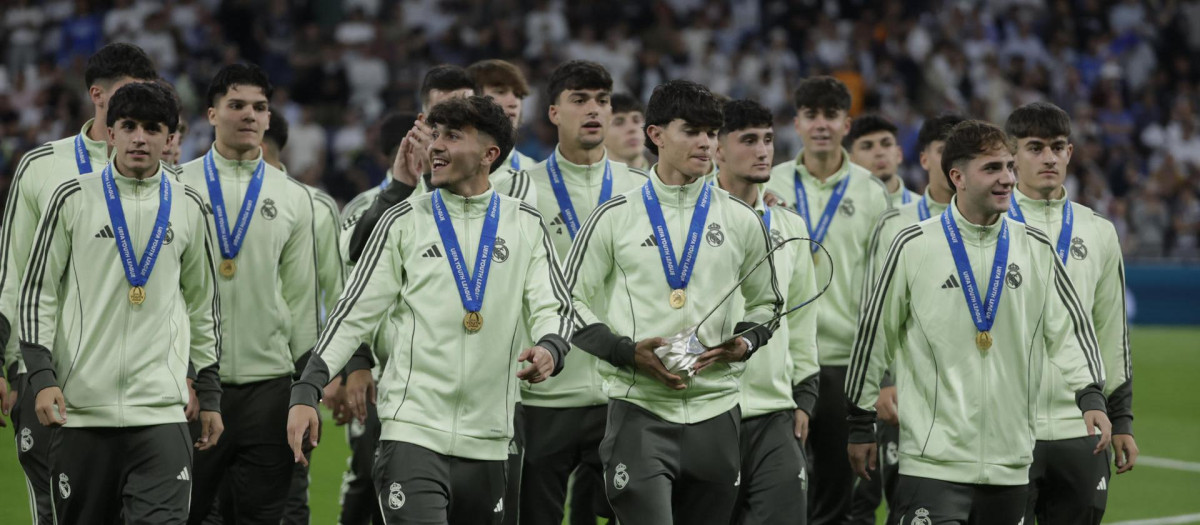 El equipo juvenil del Real Madrid recibe el homenaje tras quedar campeones de la Youth League 2025/26