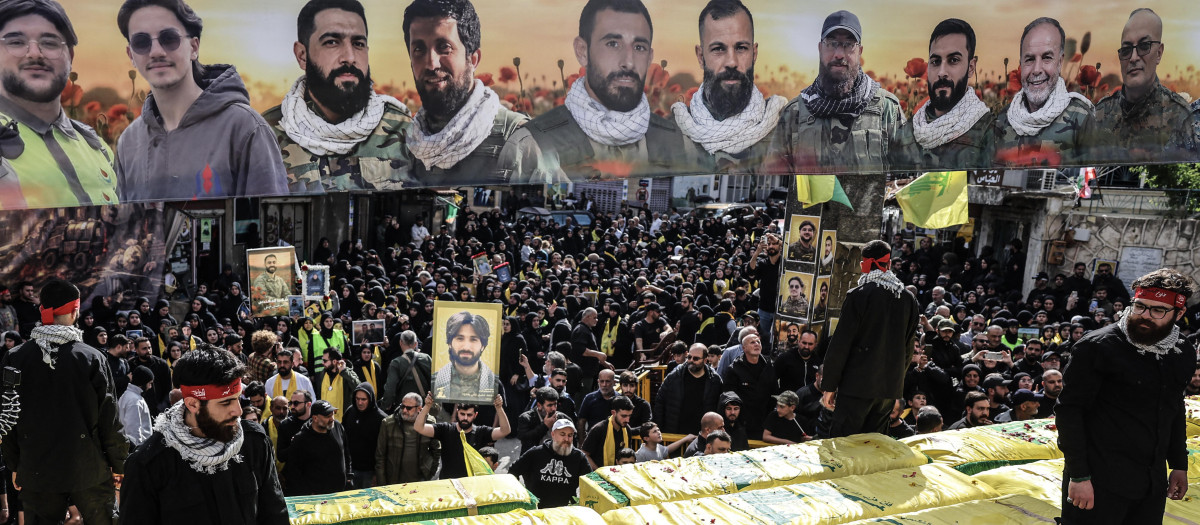 funeral multitudinario en la aldea sureña de Kfar Sir,