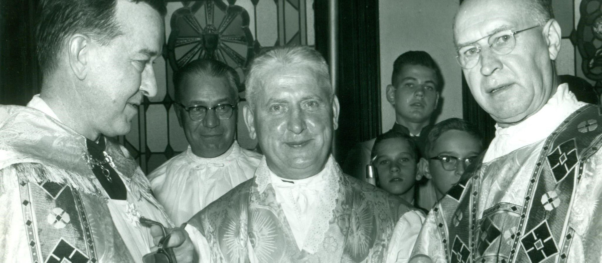 La primera Misa Solemne del P. Ciszek (en el centro) a su regreso de Rusia