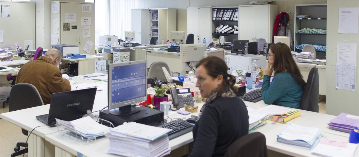 Funcionarios en una oficina de la Comunidad de Madrid.
