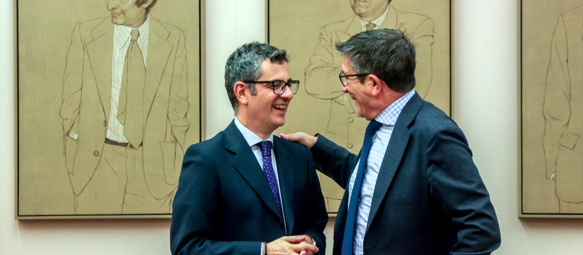 El ministro de la Presidencia, Relaciones con las Cortes y Memoria Democrática, Felix Bolaños (i), conversa con el Presidente de la comisión del PSOE, Patxi López (d),