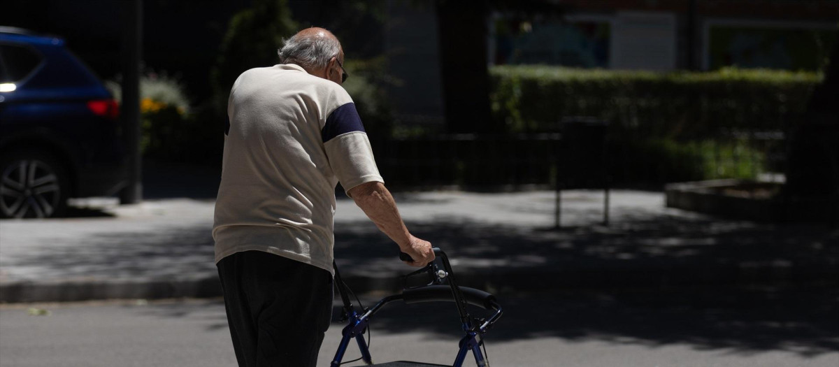 Un señor mayor camina con un andador en Madrid.