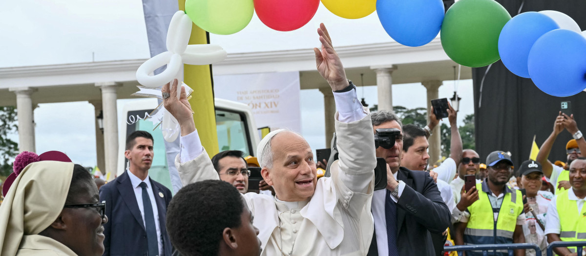 León XIV recibe globos de unos niños a su llegada para celebrar misa en la Basílica de la Inmaculada Concepción de Mongomo