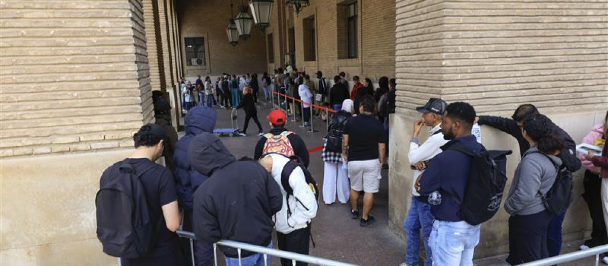 Inmigrantes haciendo cola en Zaragoza