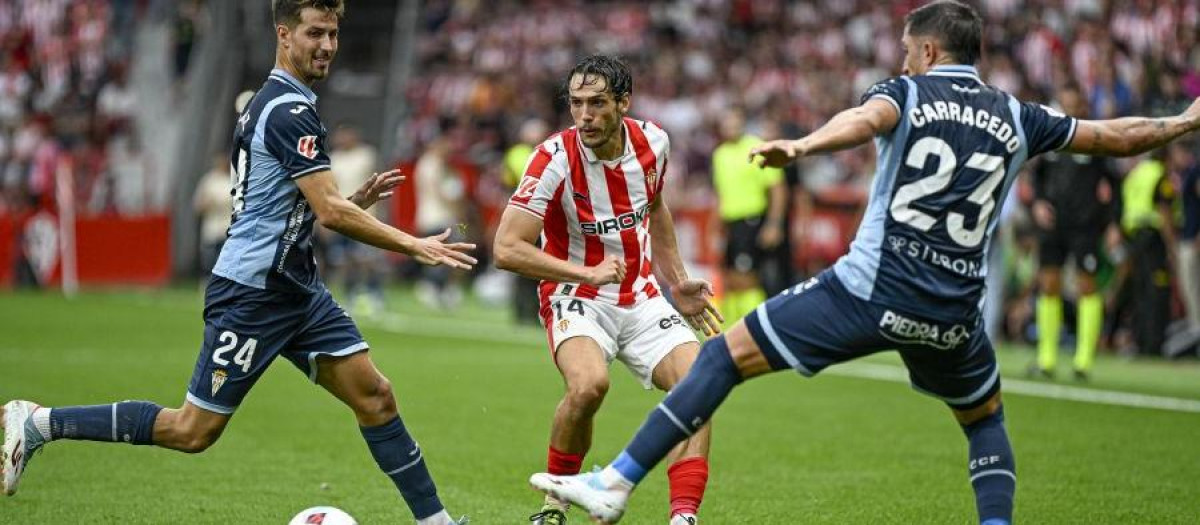 Álex Corredera, pieza clave en el Sporting, no estará por sanción