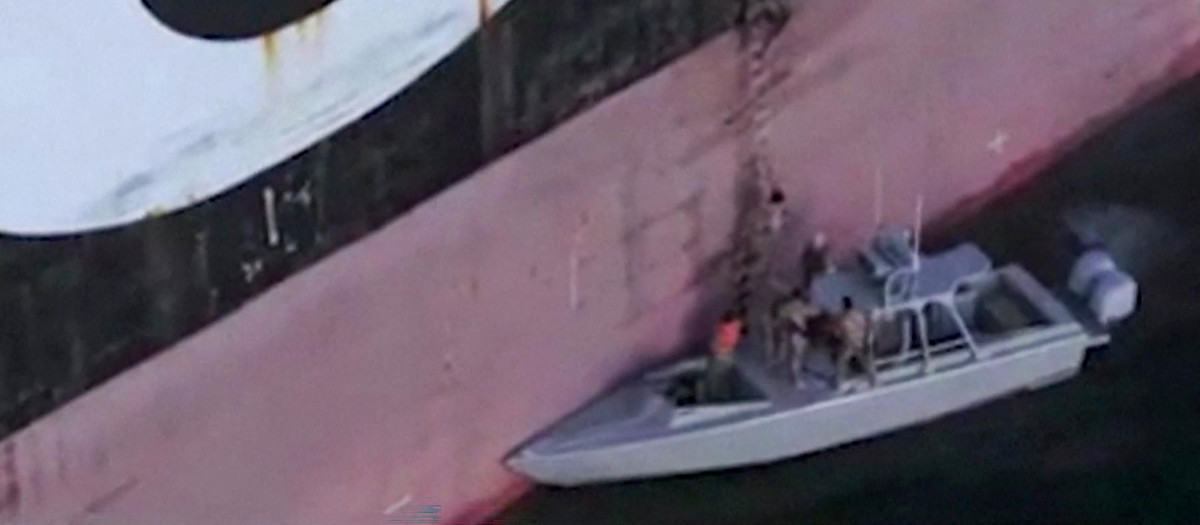La Fuerzas navales del CGRI supuestamente abordando un barco que intentaba cruzar el estrecho de Ormuz