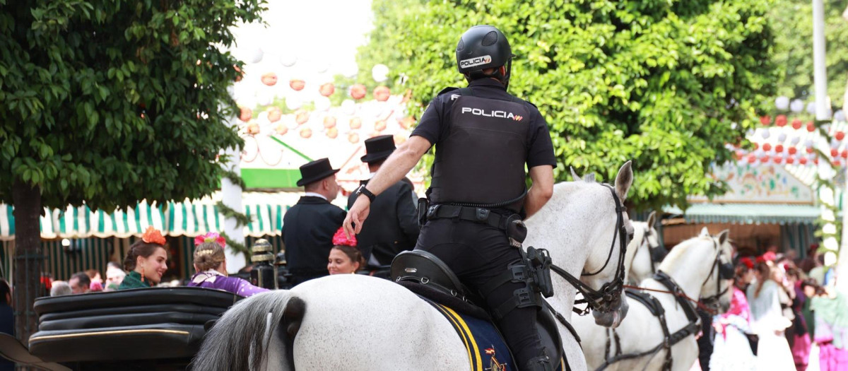 Un agente de la Policía Nacional, a caballo en el Real de la Feria de Abril de Sevilla