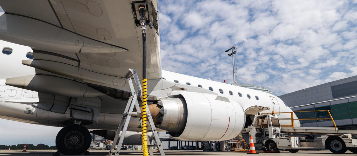 El bloqueo del estrecho de Ormuz encarece el queroseno en Europa