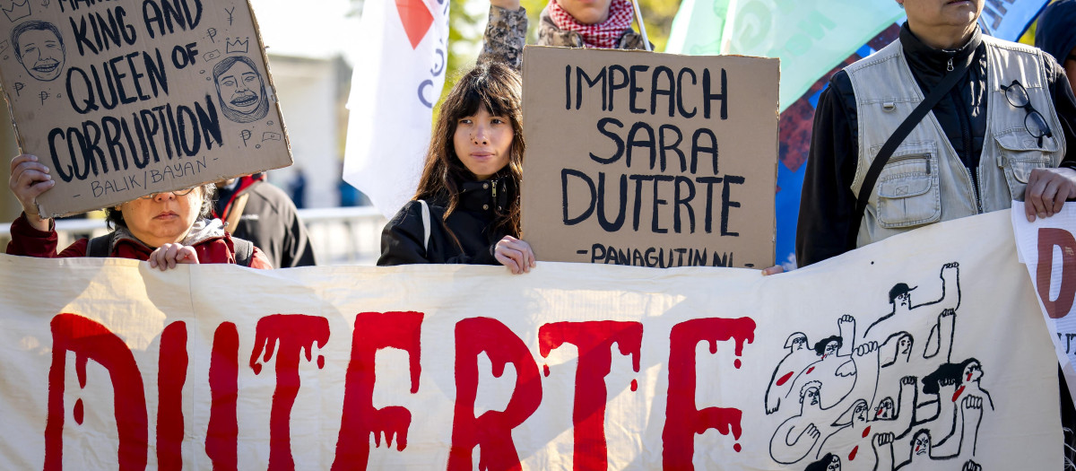 Manifestantes con pancartas frente a la Corte Penal Internacional antes del fallo de Rodrigo Duterte