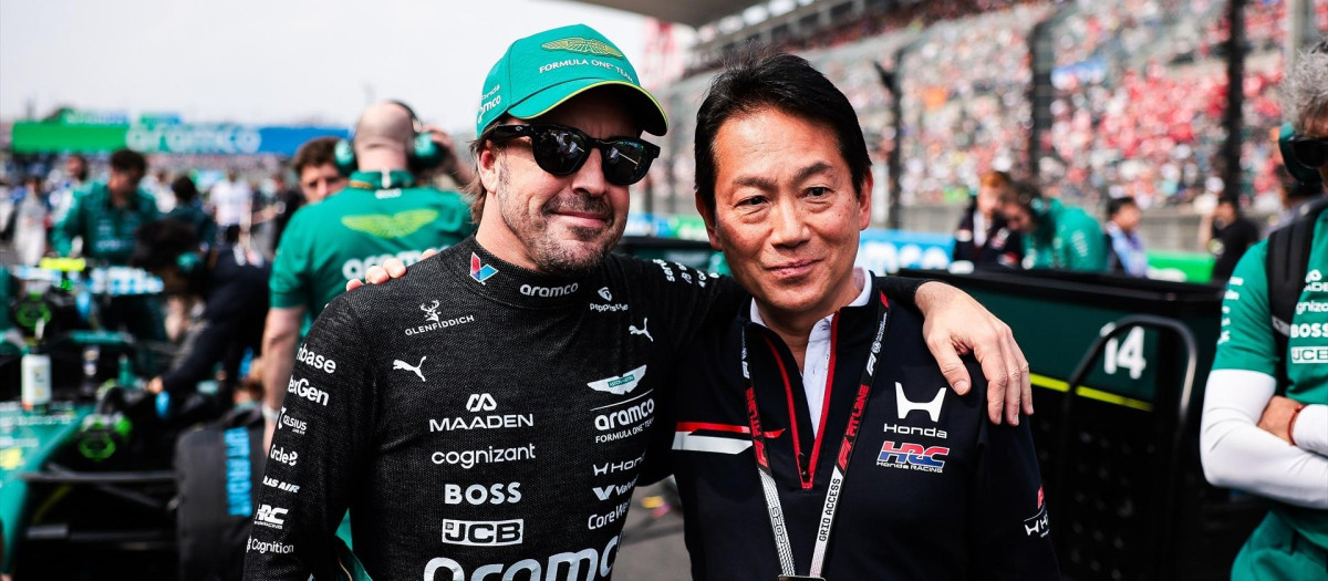 Fernando Alonso abraza a Koji Watanabe, presidente de Honda, en el GP de Japón