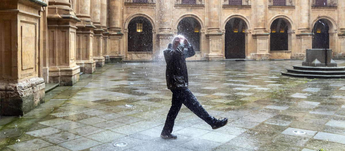 Un hombre camina bajo la lluvia en Salamanca, en una imagen de archivo