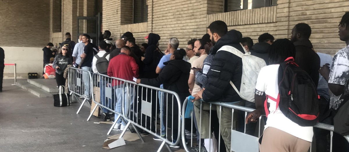 Fila de inmigrantes en Zaragoza para beneficiarse del real decreto de regularización extraordinaria