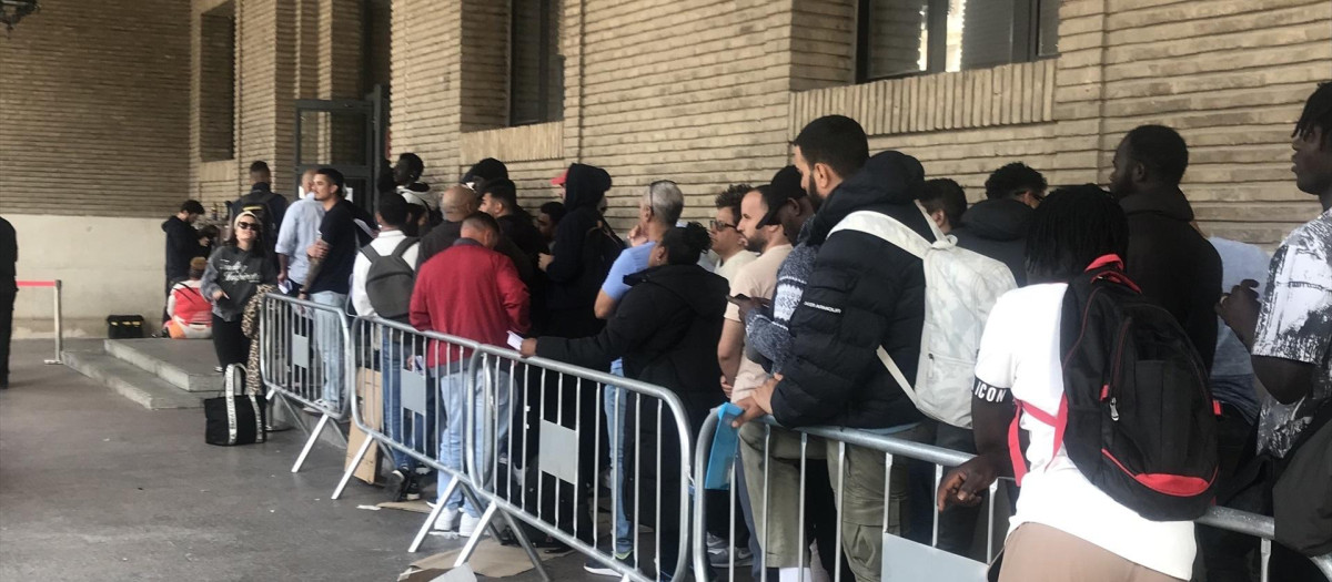Fila de inmigrantes en Zaragoza para beneficiarse del real decreto de regularización extraordinaria