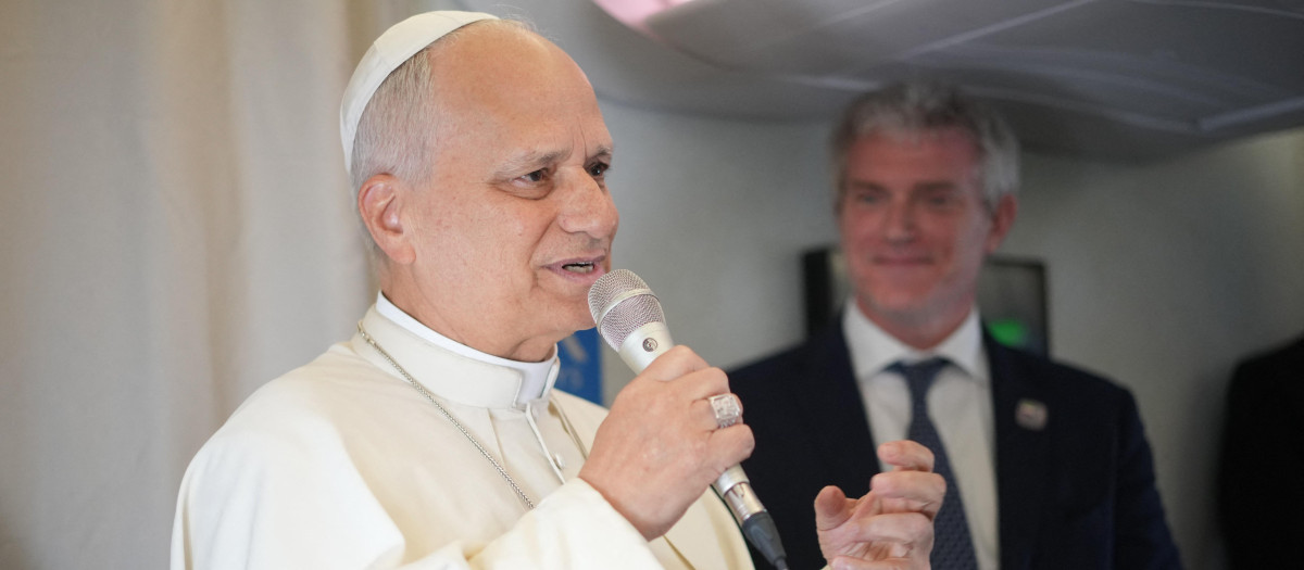 León XIV habla con los periodistas a bordo del vuelo papal de Malabo a Roma