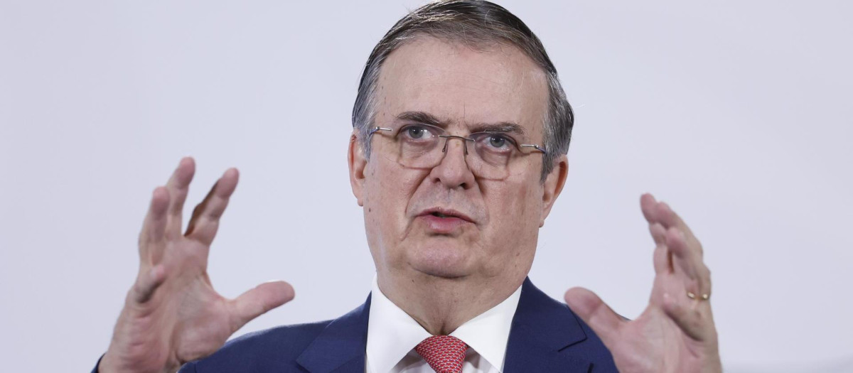 El secretario de Economía de México, Marcelo Ebrard, habla en una rueda de prensa este jueves, en el Palacio Nacional de la Ciudad de México (México)