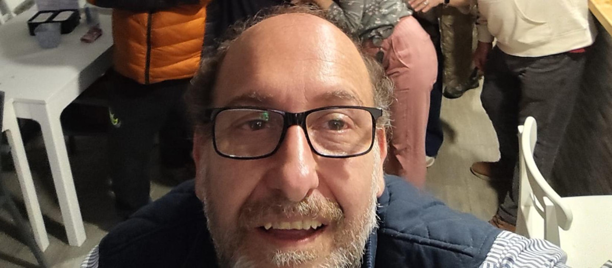 Nacho, en el centro de la imagen, con su mujer, su hija y vecinos de Viforcos