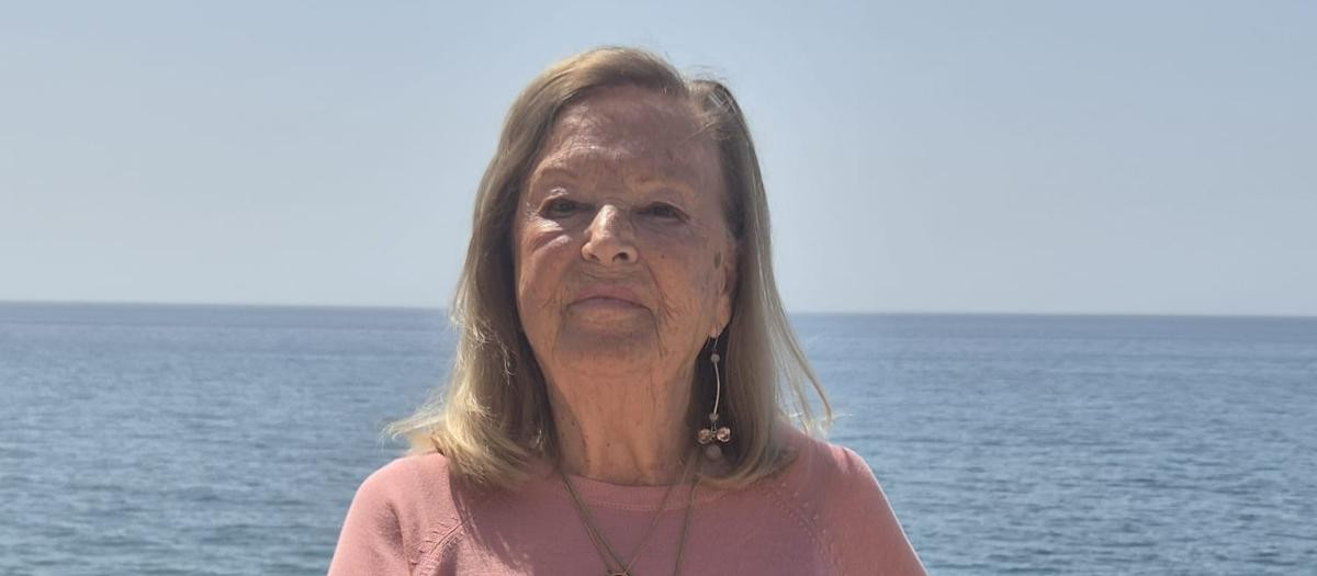 La candidata posa frente al mar en la costa malagueña