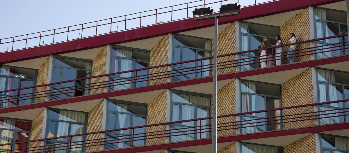 Varias alumnas en un balcón del Colegio Mayor Santa Mónica
