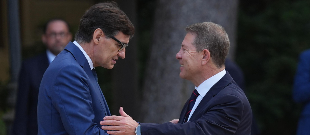(Foto de ARCHIVO)
El presidente de la Generalitat de Cataluña, Salvador Illa (i) y el presidente de Castilla-La Mancha, Emiliano García-Page (d), a su llegada a la XXVIII Conferencia de Presidentes, en Palau de Pedralbes de Barcelona, a 6 de junio de 2025, en Barcelona, Catalunya (España). Durante la conferencia se abordarán los 16 puntos de la agenda, ampliada tras la inclusión de las demandas de las Comunidades Autónomas, que contemplan entre otros asuntos la reforma de la financiación autonómica, el control de fronteras, la política migratoria, el acceso a la vivienda, la situación energética y la reforma del Poder Judicial. Por primera vez, los presidentes autonómicos pueden intervenir en las lenguas cooficiales de sus territorios con traducción simultánea.

David Zorrakino / Europa Press
06 JUNIO 2025;PRESIDENTES;CONFERENCIA
06/6/2025