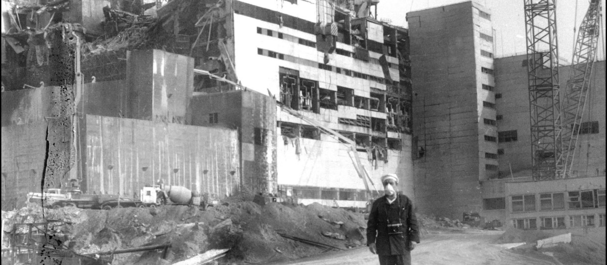 La cuarta unidad generadora de energía del reactor de Chernóbil, destruida, fotografiada desde un helicóptero varias horas después de la explosión del 26 de abril de 1986