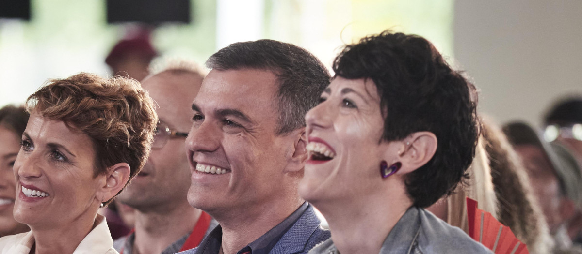 (Foto de ARCHIVO)
(I-D) La secretaria general del PSN-PSOE y candidata a la reelección de Navarra, María Chivite, el secretario general del PSOE y presidente del Gobierno, Pedro Sánchez, y la candidata a la alcaldía de Pamplona, Elma Saiz, durante un acto del PSOE por el Día de la Rosa en el Palacio de Congresos y Auditorio Baluarte, a 29 de abril de 2023, en Pamplona, Navarra (España). Este acto, en el que se ha presentado a la candidata a la alcaldía de Pamplona, se celebra de cara a las elecciones municipales y autonómicas del 28M.

Eduardo Sanz / Europa Press
29 ABRIL 2023;POLÍTICA;CANDIDATA;CANDIDATURA;ELECCIONES;ELECCIONES MUNICIPALES;ELECCIONES AUTONÓMICAS;COMICIOS;28 DE MAYO;28M
29/4/2023