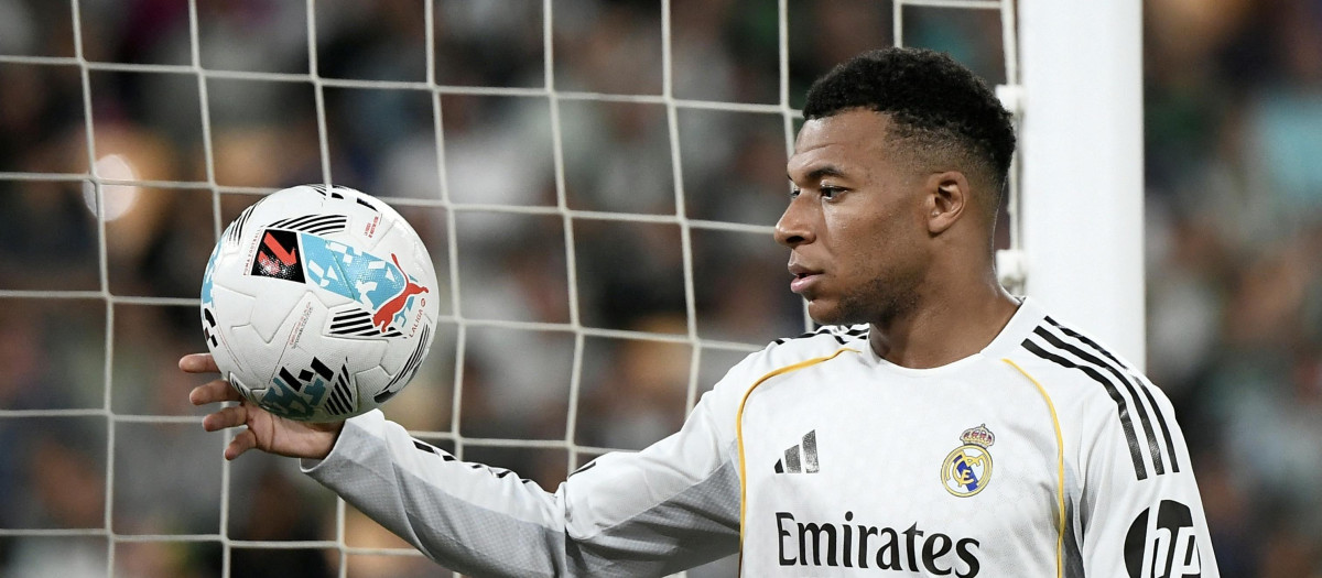 Real Madrid's French forward #10 Kylian Mbappe handles the ball during the Spanish league football match between Real Betis and Real Madrid CF at the La Cartuja stadium in Seville on April 24 , 2026. (Photo by CRISTINA QUICLER / AFP)