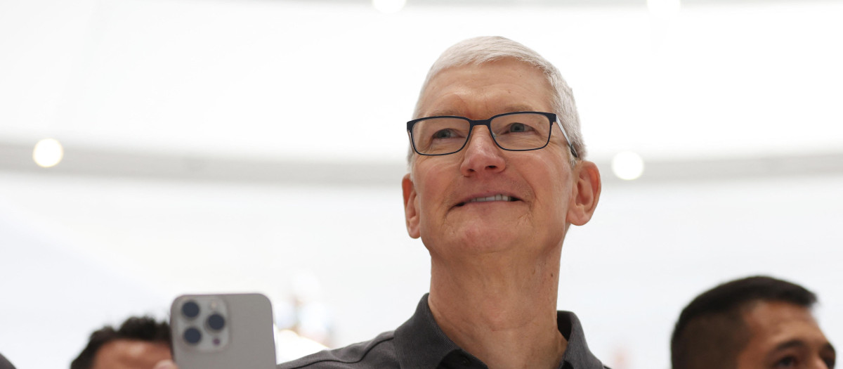 El hasta ahora consejero delegado de Apple, Tim Cook, con un iPhone.