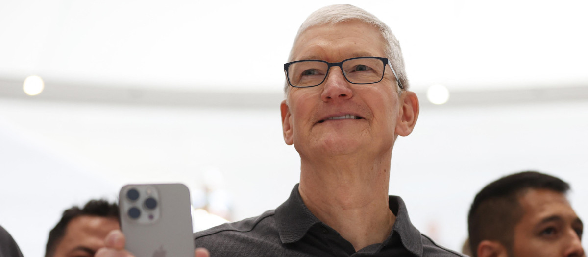 El hasta ahora consejero delegado de Apple, Tim Cook, con un iPhone.