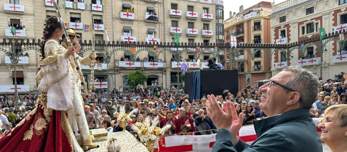 Imagen de Toni Pérez en la Entrada cristiana de Alcoy.