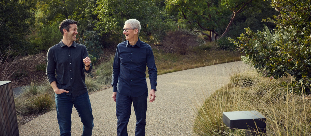 El próximo consejero delegado de Apple, John Ternus, pasea por la sede de Apple con Tim Cook.