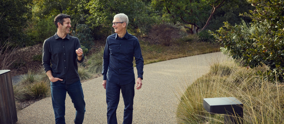 El próximo consejero delegado de Apple, John Ternus, pasea por la sede de Apple con Tim Cook.