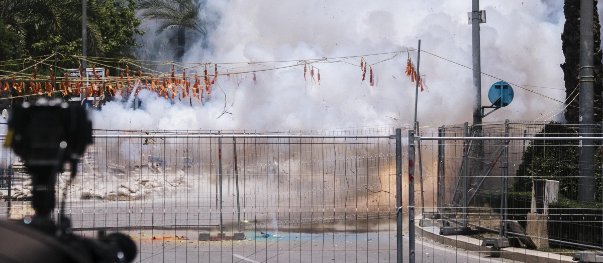 Imagen de archivo de una mascletà en las Hogueras de Alicante.