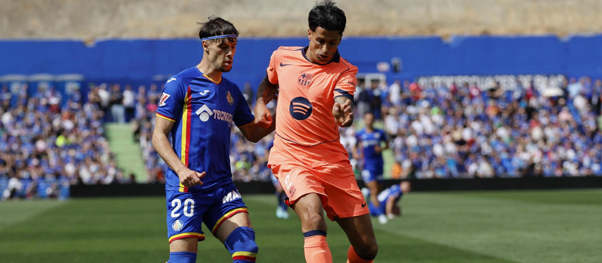 Veljko Birmančević, del Getafe, (i) disputa un balón con el defensa del FC Barcelona João Cancelo