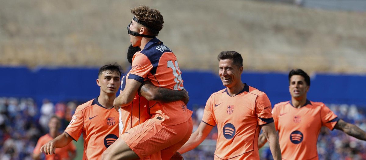 Marcus Rashford (c-i) celebra con Fermín López (c-d) tras marcar el 0-2 durante el Getafe - Barcelona