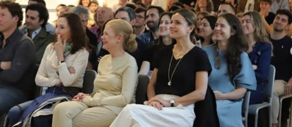 Lady Foster escuchando una conferencia de su marido Norman Foster en Madrid este sábado