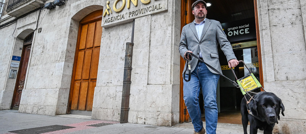 Rubén Martínez, director de la ONCE en Burgos, junto a su perro, Korky