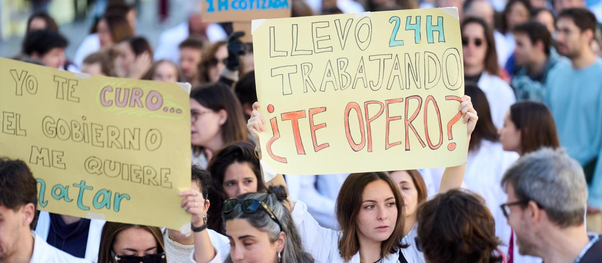 Médicos durante una concentración convocada por el Sindicato Médico contra el Estatuto Marco propuesto por Sanidad