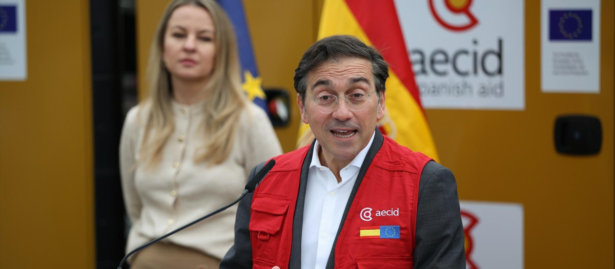 El ministro de Asuntos Exteriores, Unión Europea y Cooperación, José Manuel Albares, con un chaleco de AECID