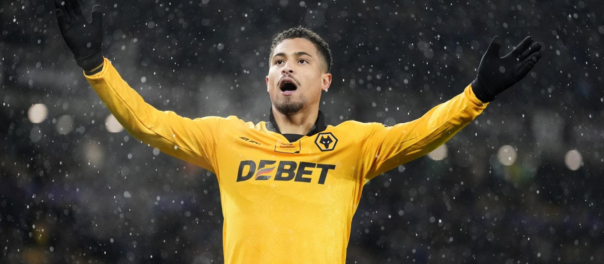 Joao Gomes celebra un gol anotado en la Premier League con el Wolves